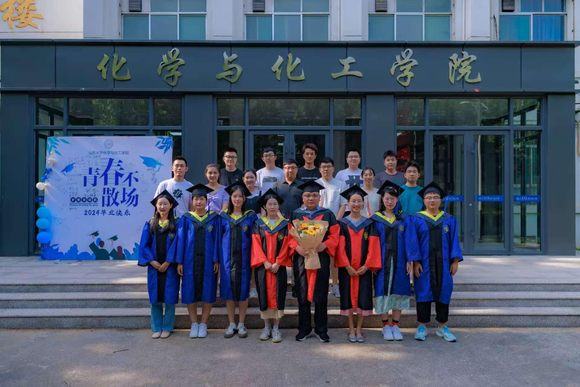 202406课题组毕业合照.jpg